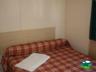 Habitación con cama doble del Camping Las Nogueras de Nerpio, Nerpio (Albacete)