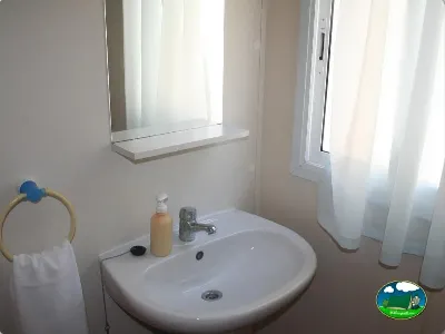 Aseos con lavabo y espejo del Camping Las Nogueras de Nerpio, Nerpio (Albacete)