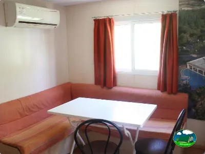 Mobil-home interior con sofá y aire acondicionado del Camping Las Nogueras de Nerpio, Nerpio (Albacete)