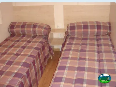 Cabaña interior con dos camas individuales del Camping Las Nogueras de Nerpio, Nerpio (Albacete)