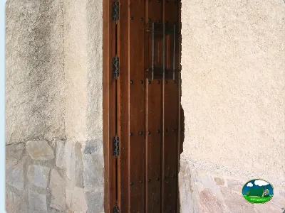 Puerta de madera del Camping Las Nogueras de Nerpio, Nerpio (Albacete)