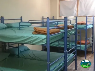 Dormitorio con literas del Camping Las Nogueras de Nerpio, Nerpio (Albacete)