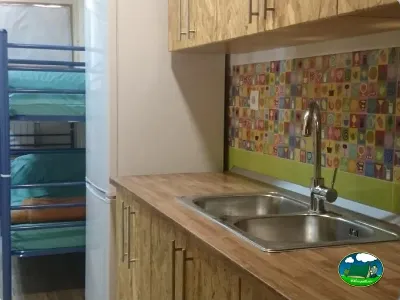 Mobil-home cocina con literas del Camping Las Nogueras de Nerpio, Nerpio (Albacete)