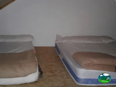 Mobil-home interior con camas del Camping Las Nogueras de Nerpio, Nerpio (Albacete)