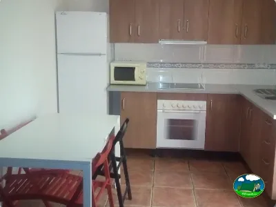 Cocina equipada con horno y nevera del Camping Las Nogueras de Nerpio, Nerpio (Albacete)