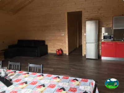 Interior glamping cocina y zona de estar del Camping Las Nogueras de Nerpio, Nerpio (Albacete)