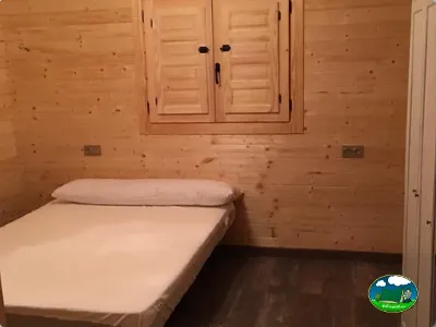 Cabaña de madera con cama doble del Camping Las Nogueras de Nerpio, Nerpio (Albacete)