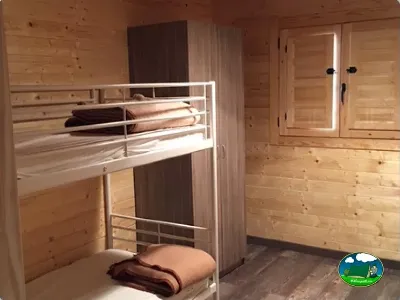 Bungalow interior con litera y armario del Camping Las Nogueras de Nerpio, Nerpio (Albacete)