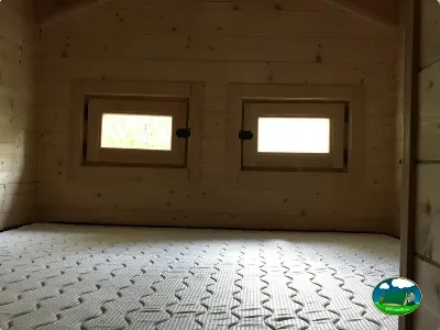 Interior de glamping con suelo acolchado y ventanas del Camping Las Nogueras de Nerpio, Nerpio (Albacete)