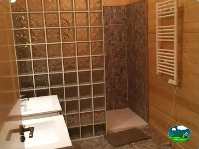 Aseos con ducha y lavabo del Camping Las Nogueras de Nerpio, Nerpio (Albacete)