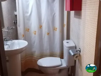 Aseos con inodoro y lavabo del Camping Las Nogueras de Nerpio, Nerpio (Albacete)