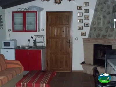 Cabaña interior con kitchenette y sala del Camping Las Nogueras de Nerpio, Nerpio (Albacete)