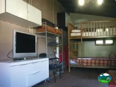 Mobil-home interior con literas y televisión del Camping Las Nogueras de Nerpio, Nerpio (Albacete)