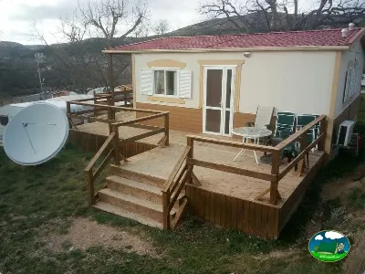 Mobil-home con terraza de madera y vistas a la montaña del Camping Las Nogueras de Nerpio, Nerpio (Albacete)