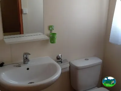 Aseos con lavabo y WC del Camping Las Nogueras de Nerpio, Nerpio (Albacete)