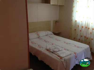 Habitación con cama individual del Camping Las Nogueras de Nerpio, Nerpio (Albacete)