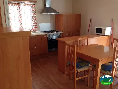 Mobil-home interior cocina y comedor del Camping Las Nogueras de Nerpio, Nerpio (Albacete)