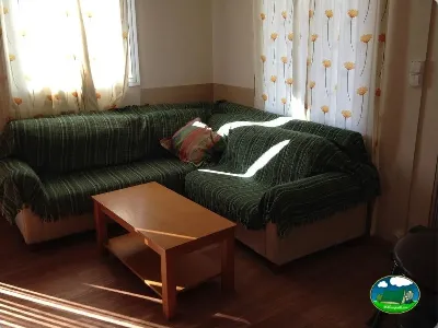 Mobil-home con salón y sofá del Camping Las Nogueras de Nerpio, Nerpio (Albacete)