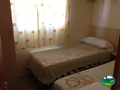 Mobil-home interior con dos camas del Camping Las Nogueras de Nerpio, Nerpio (Albacete)