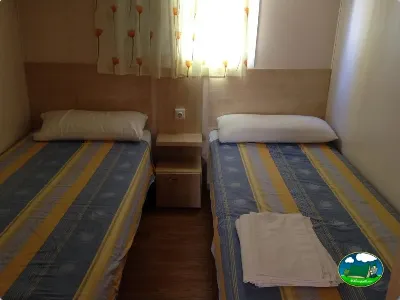 Mobil-home con dos camas individuales del Camping Las Nogueras de Nerpio, Nerpio (Albacete)