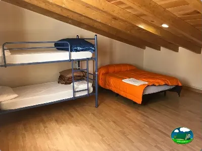 Cabaña interior con literas y cama individual del Camping Las Nogueras de Nerpio, Nerpio (Albacete)