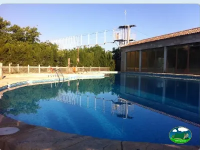 Piscina climatizada con zona de esparcimiento del Camping Las Nogueras de Nerpio, Nerpio (Albacete)