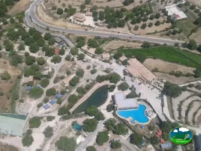 Plano del recinto con piscina y río del Camping Las Nogueras de Nerpio, Nerpio (Albacete)