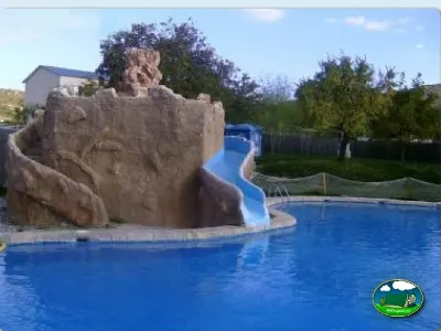 Piscina con tobogán y zona infantil del Camping Las Nogueras de Nerpio, Nerpio (Albacete)