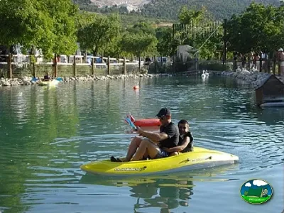 Río con actividades acuáticas y montaña al fondo del Camping Las Nogueras de Nerpio, Nerpio (Albacete)