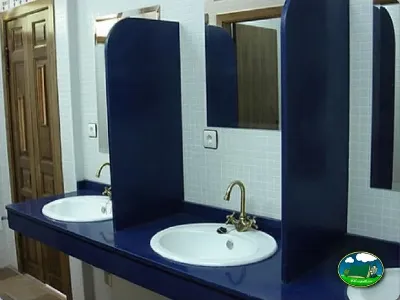 Aseos con lavabos dobles y espejos del Camping Las Nogueras de Nerpio, Nerpio (Albacete)