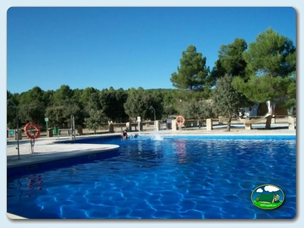 Piscina con vistas a la montaña y áreas verdes del Camping Sierra de María, María (Almería)