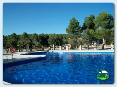 Piscina con vistas a la montaña y áreas verdes del Camping Sierra de María, María (Almería)