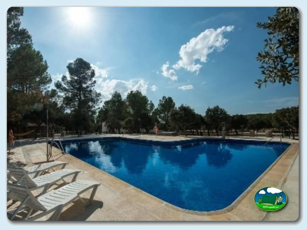Piscina con vistas a la montaña y bosque del Camping Sierra de María, María (Almería)