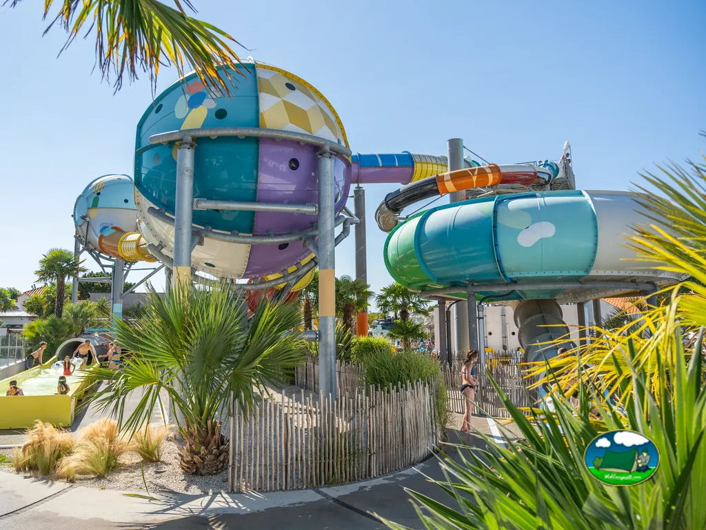 estructura de toboganes acuáticos con esferas de colores entre palmeras en el camping de Sun Marina