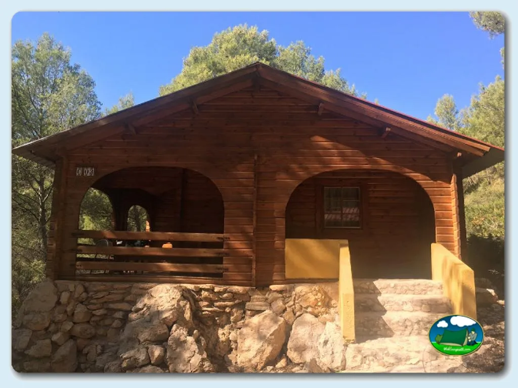 Cabaña de madera con vistas a la montaña del Camping La Puerta, Moratalla (Murcia)