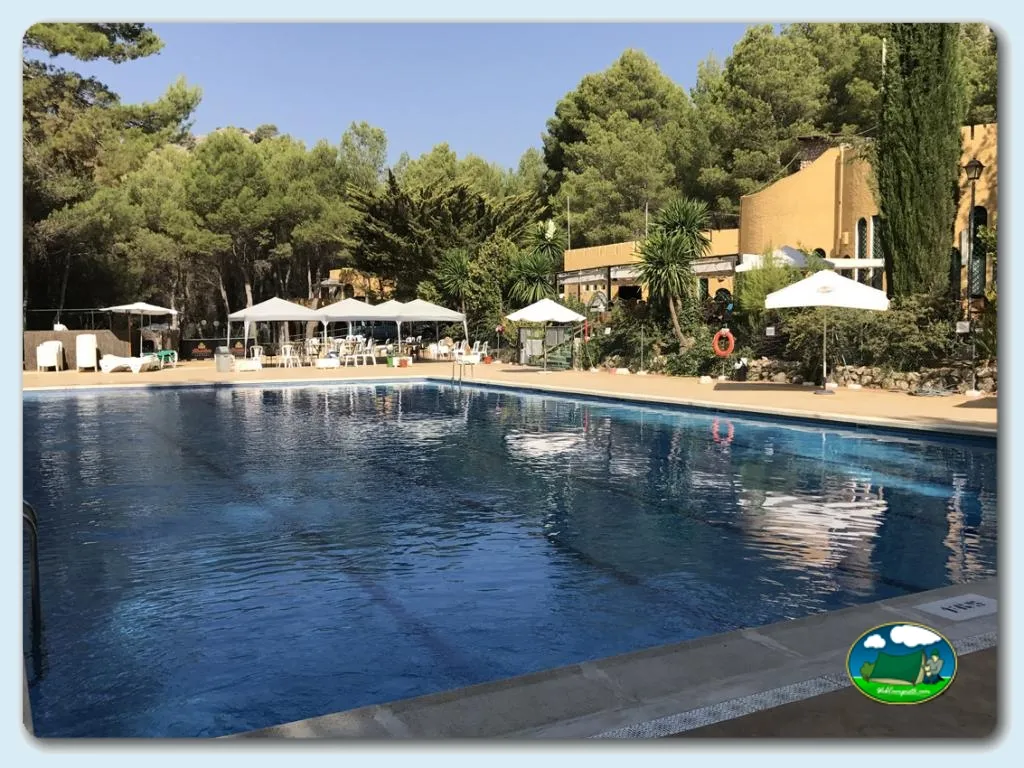 Piscina con vistas a la montaña y zona de descanso del Camping La Puerta, Moratalla (Murcia)