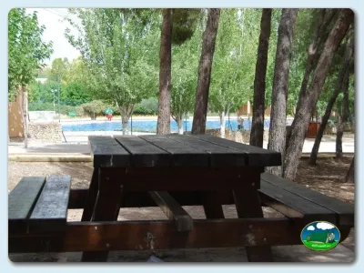 Zona de picnic junto al río con piscina del Camping La Rafa, Bullas (Murcia)