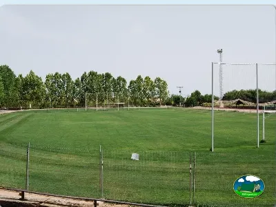 Parque infantil con campo de fútbol y áreas deportivas del Camping La Rafa, Bullas (Murcia)