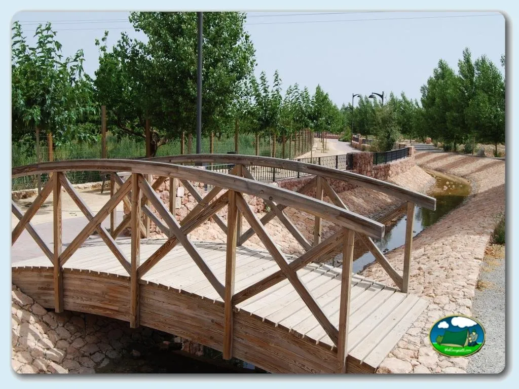 Río con puente de madera y parcelas arboladas del Camping La Rafa, Bullas (Murcia)