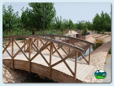 Río con puente de madera y parcelas arboladas del Camping La Rafa, Bullas (Murcia)
