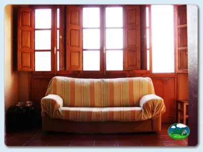Sala común con sofá y ventanales del Camping La Rafa, Bullas (Murcia)