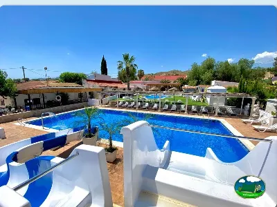 Piscina con tumbonas y vistas al entorno del Camping Totana, Totana (Murcia)