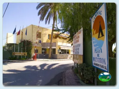 Recepción y entrada del recinto del Camping Playa de Mazarrón, Bolnuevo (Murcia)