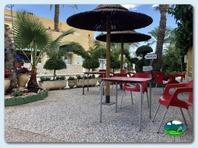 Restaurante bar con sombrillas y terraza del Camping Playa de Mazarrón, Bolnuevo (Murcia)