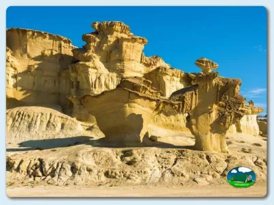 Formaciones rocosas de piedra caliza en entorno desértico del Camping Playa de Mazarrón, Bolnuevo (Murcia)