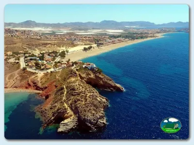 Playa junto al mar con vistas a la montaña del Camping Playa de Mazarrón, Bolnuevo (Murcia)
