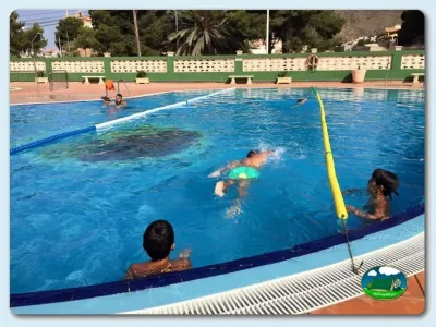 Piscina con actividades de natación y familias del Camping Playa de Mazarrón, Bolnuevo (Murcia)