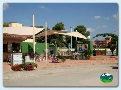 Restaurante bar con terraza sombreada y piscina del Camping Playa de Mazarrón, Bolnuevo (Murcia)