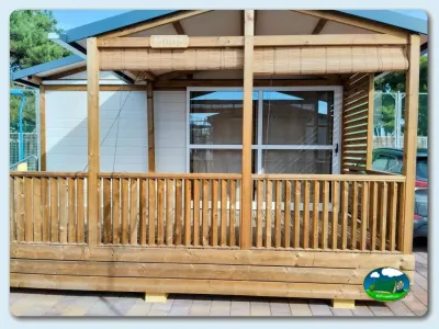Bungalow con terraza de madera y toldo del Camping Playa de Mazarrón, Bolnuevo (Murcia)