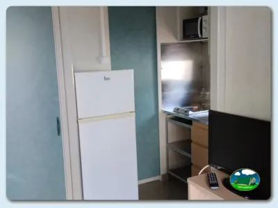 Mobil-home interior con cocina y nevera del Camping Playa de Mazarrón, Bolnuevo (Murcia)